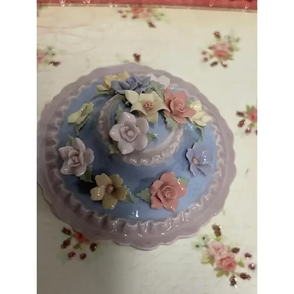 VTG Musical Porcelain Jewelry Trinket Box with Applied Flowers Design - Picture 5 of 7
